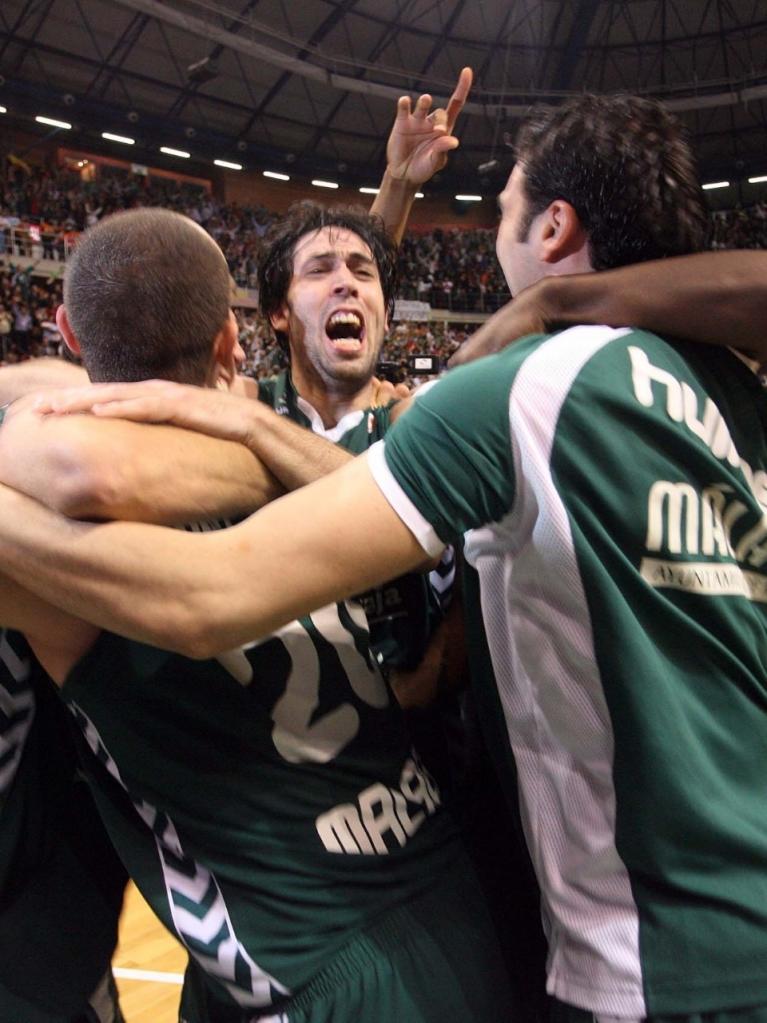 El equipo celebra la victoria