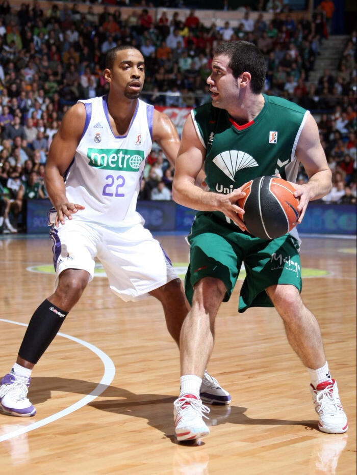 Cabezas defendido por Louis Bullock