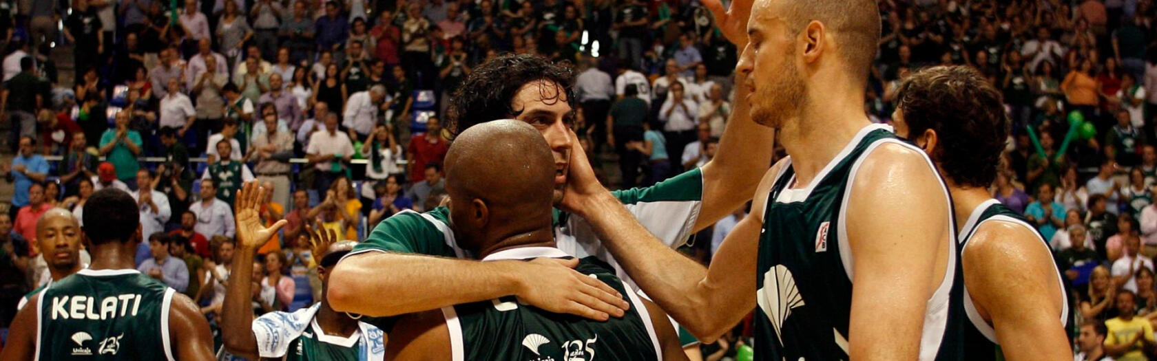 Los jugadores se felicitan tras conseguir el pase a semifinales