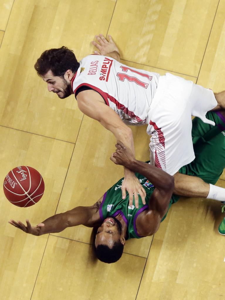 Fogg lucha por un balón con Bellas