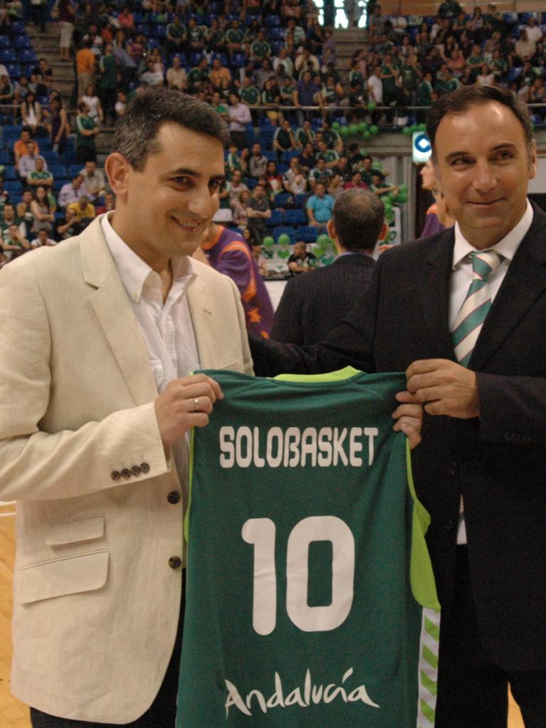 José María Benito recibe de José Carlos Gaspar la camiseta conmemorativa de los 10 años de Solobasket.com