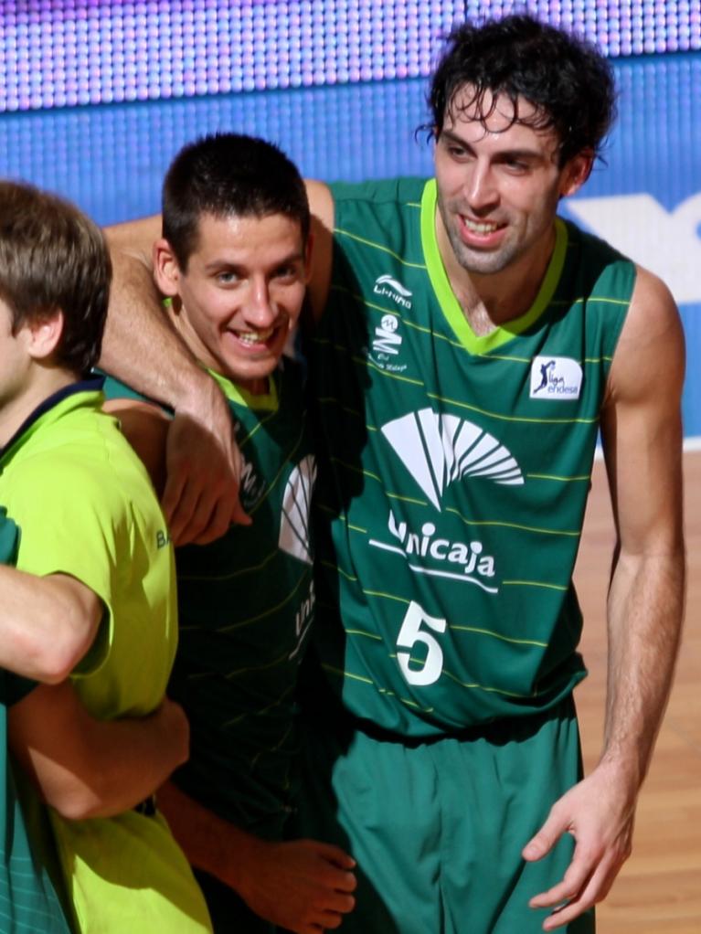 Los jugadores del Unicaja celebran la victoria