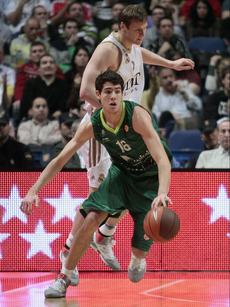 Abrines sale controlando el balón