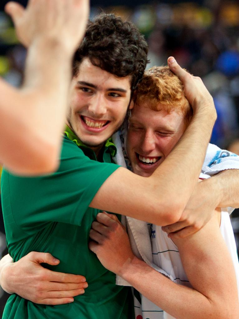 Abrines y Alberto Díaz celebran la victoria