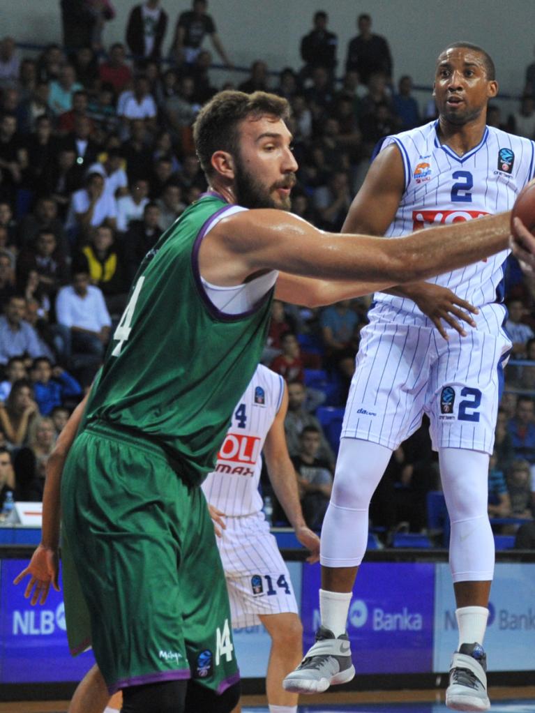 Musli pelea por un balón