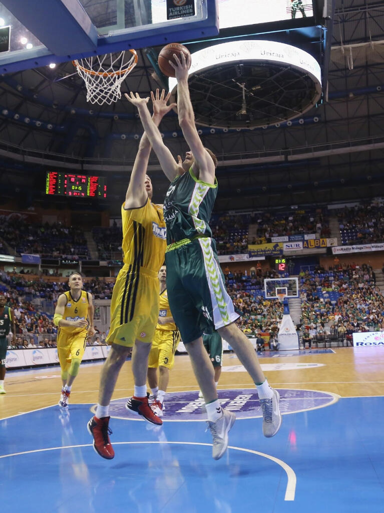 Zoric se dispone a anotar cerca del aro