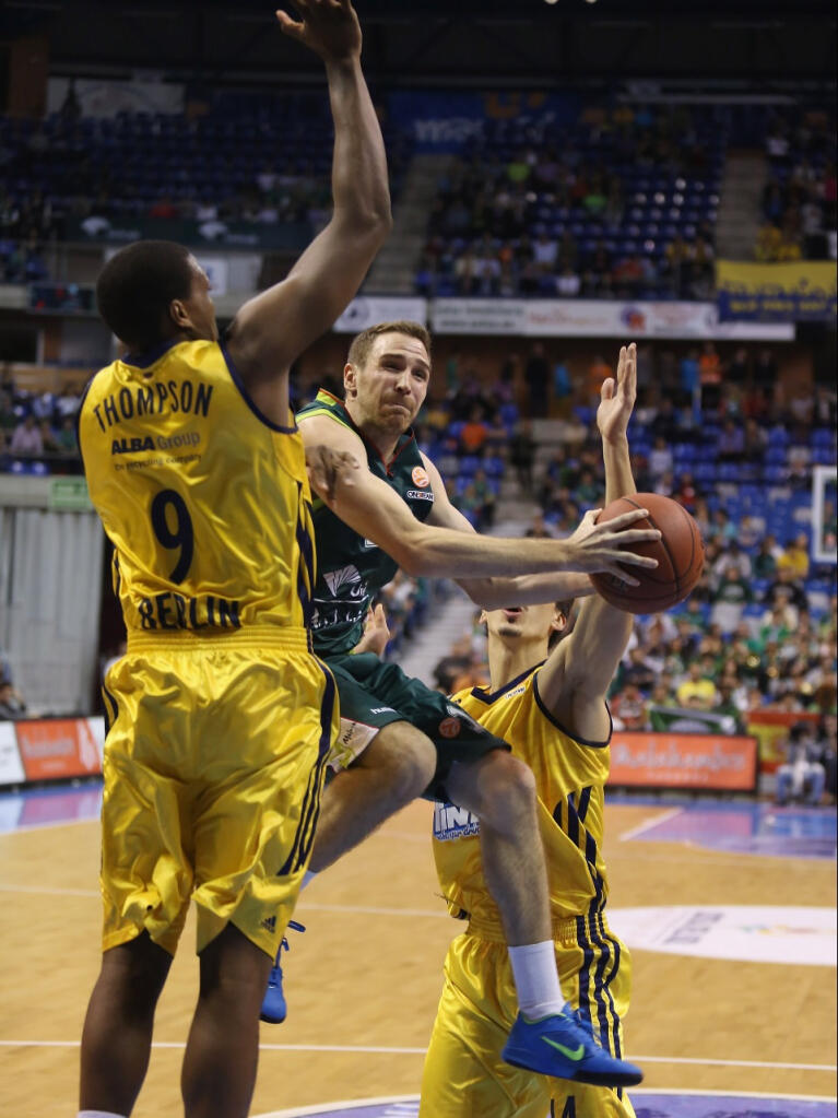 Urtasun penetra ante Thompson