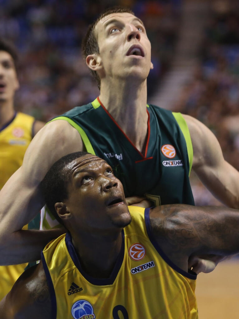 Fran Vázquez lucha por posición en el rebote con Thompson