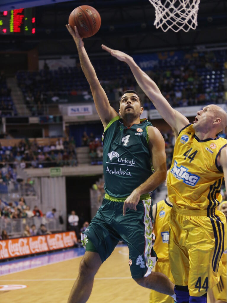 Simon deja una bandeja