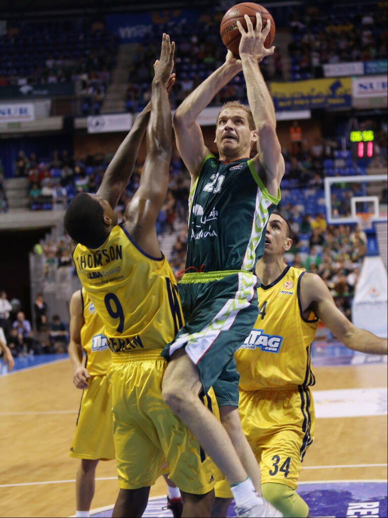 Zoric lanzando a canasta