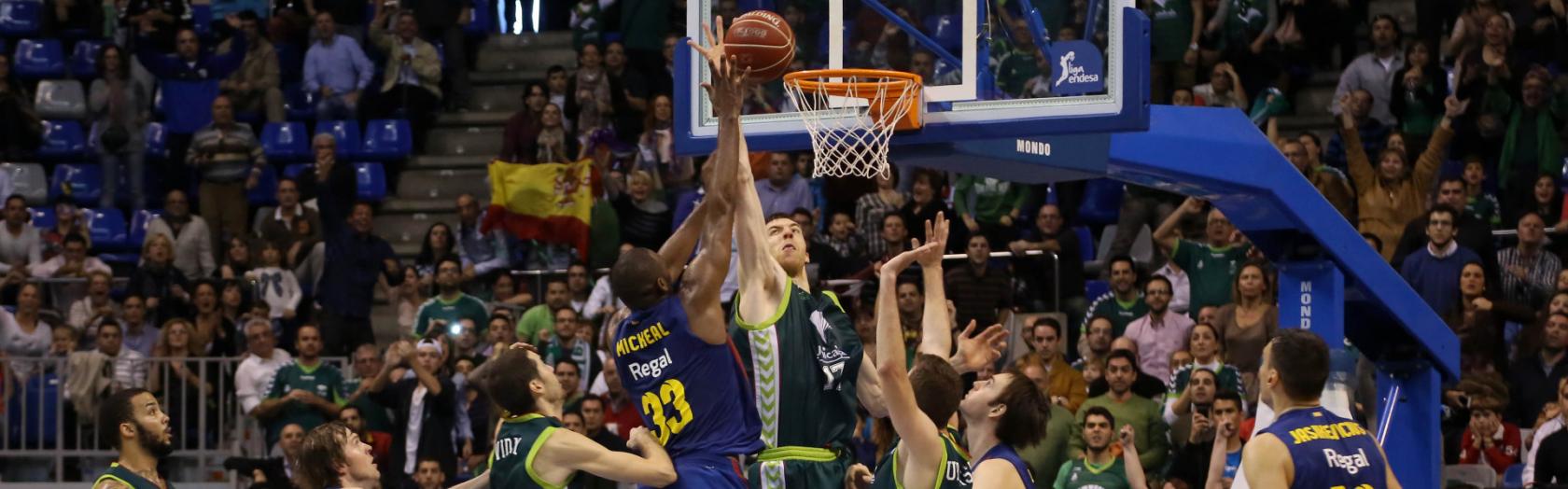 Fran Vázquez pone el tapón en la jugada final, asegurando la victoria