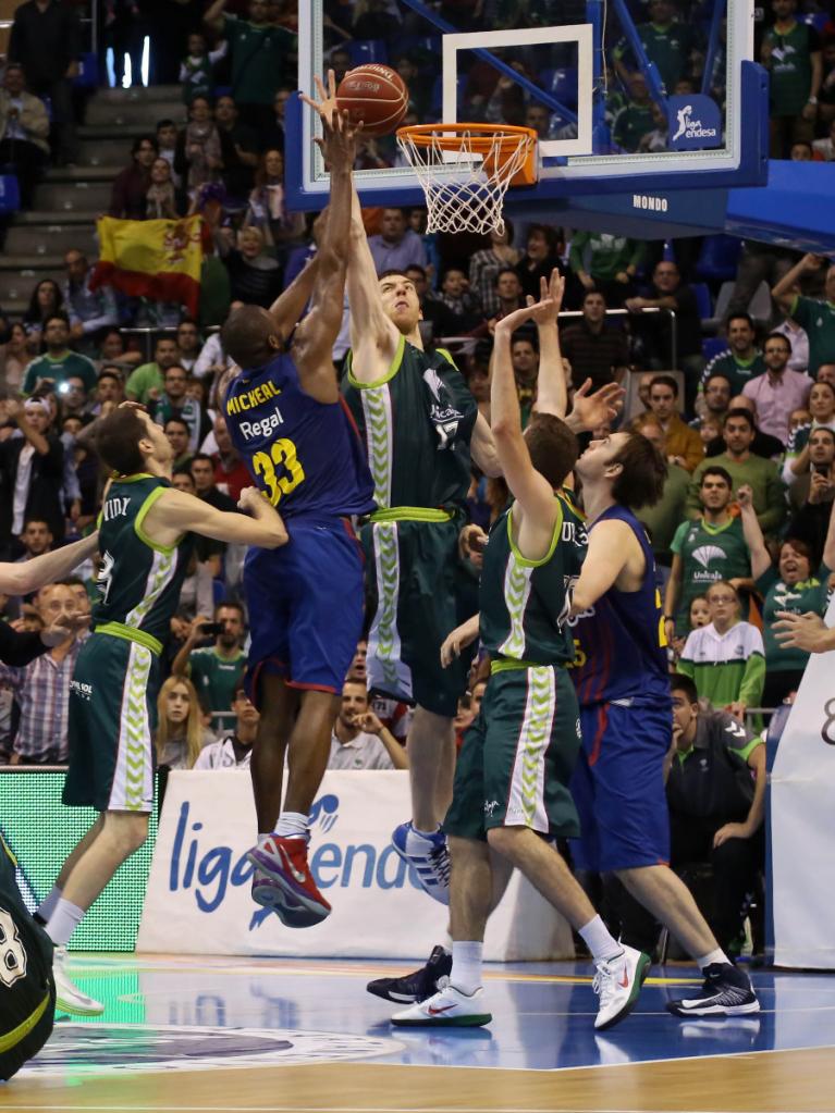 Fran Vázquez pone el tapón en la jugada final, asegurando la victoria