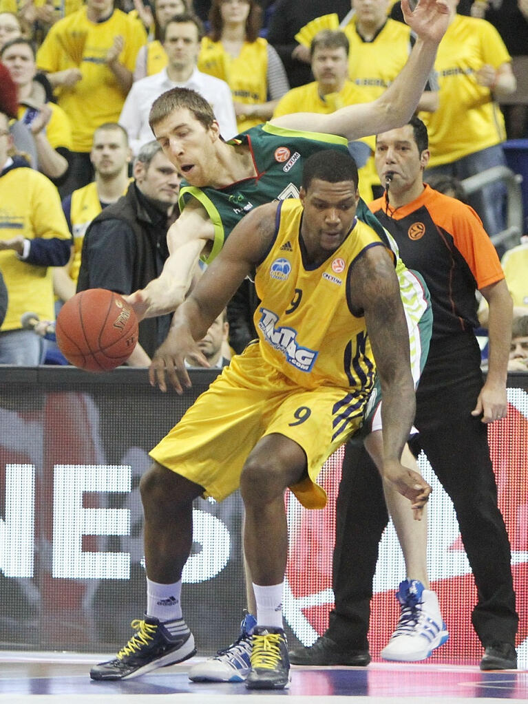 Fran Vázquez intenta robar el balón