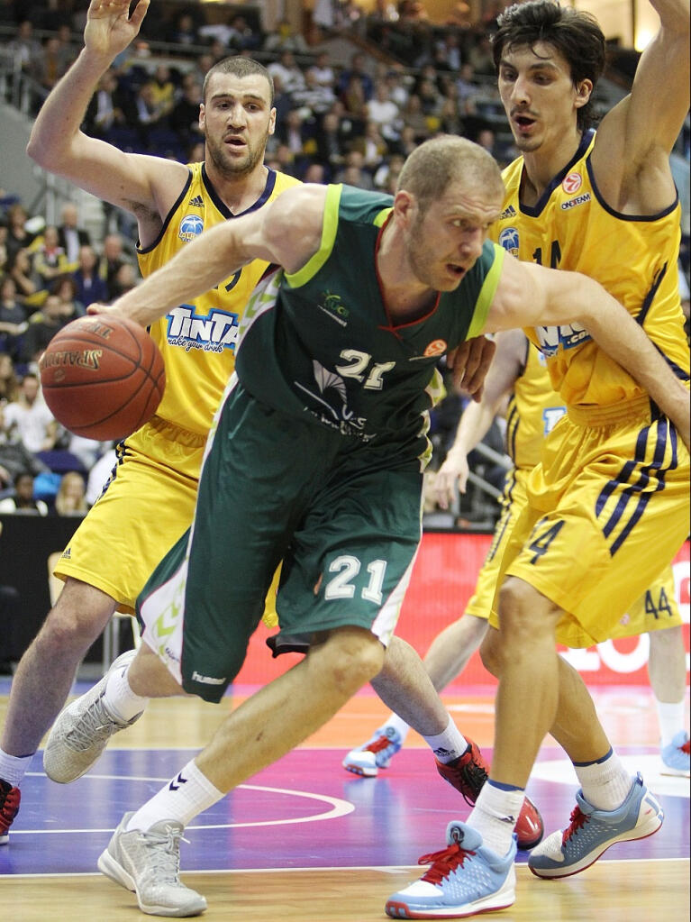 Zoric defendido por Djedovic