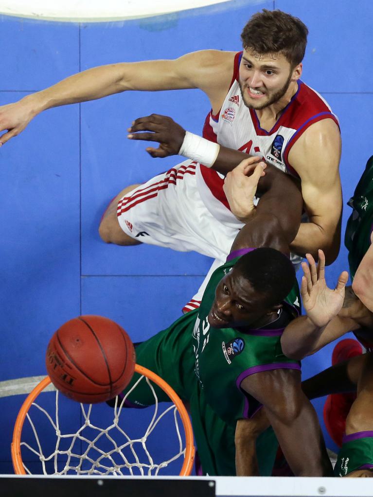 Ndiaye y Waczyński luchando por un rebote