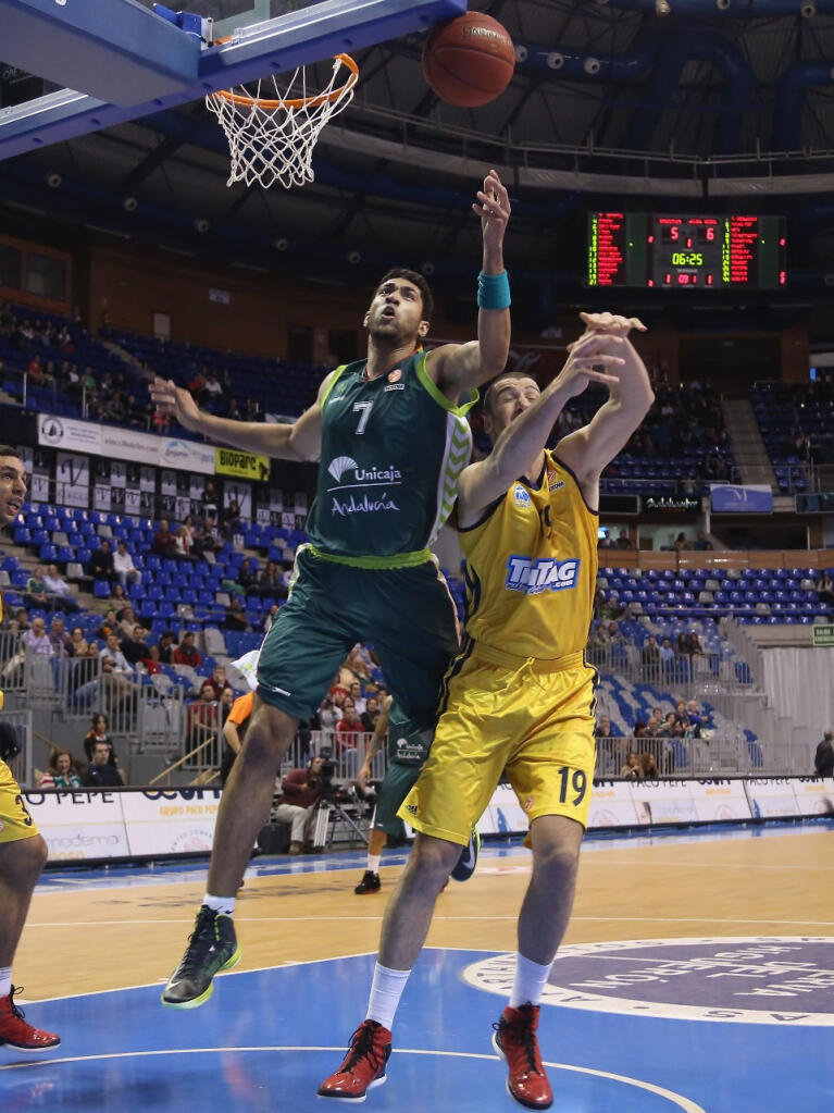 Lima trata de atrapar un rebote