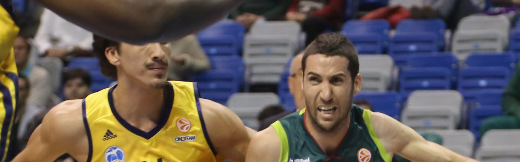 Vidal va hacia la canasta