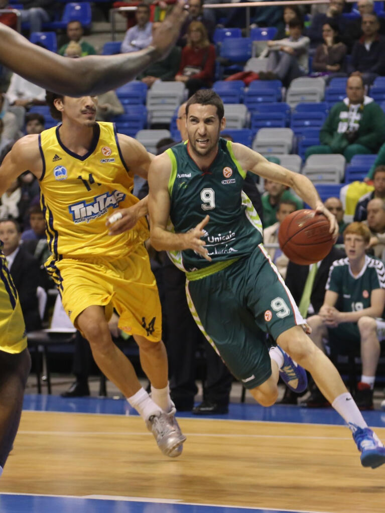 Vidal va hacia la canasta