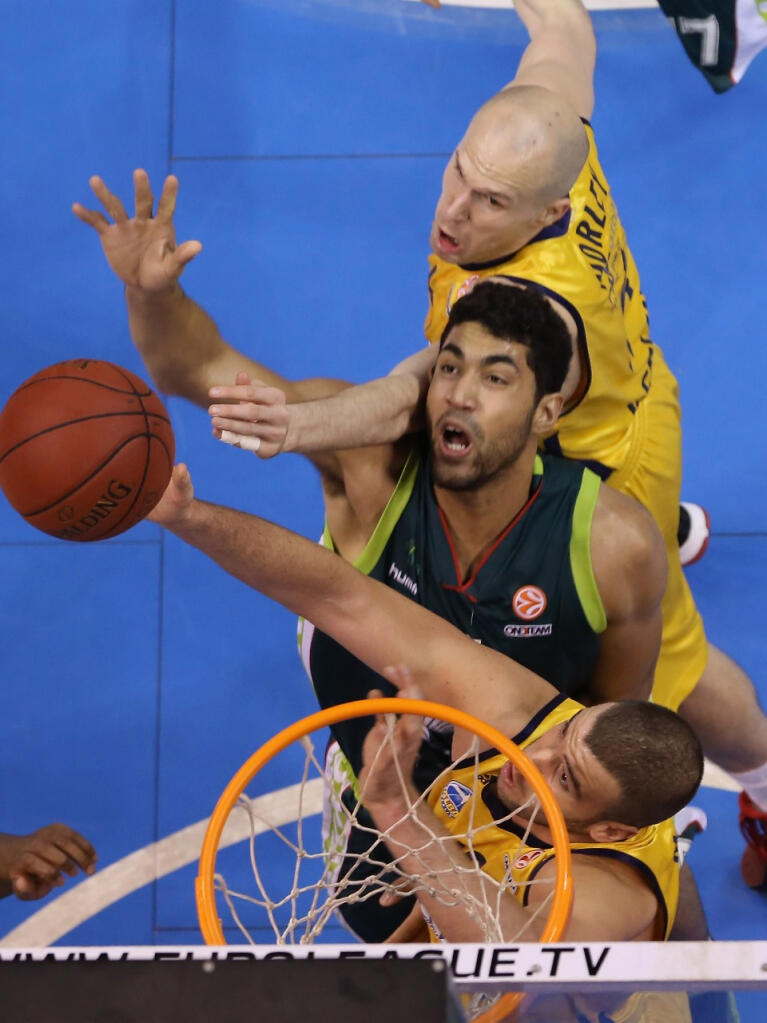 Lima lucha por un rebote