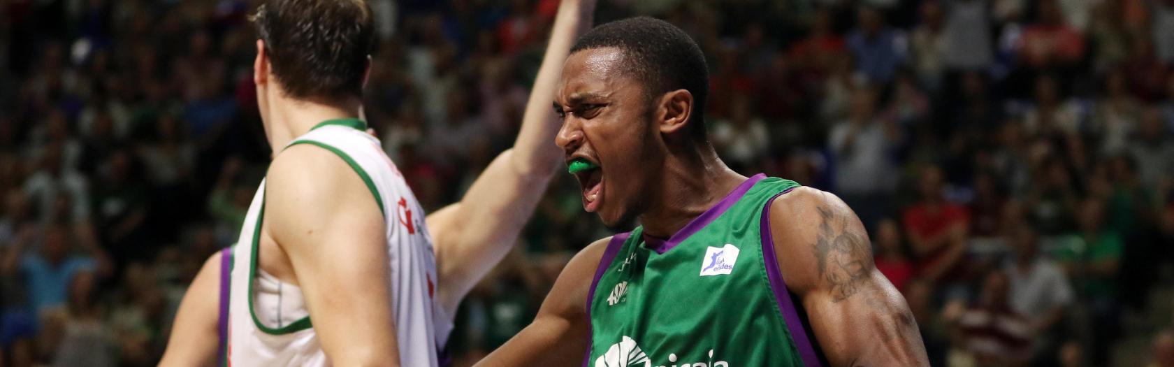 Jamar Smith celebra una jugada durante el partido