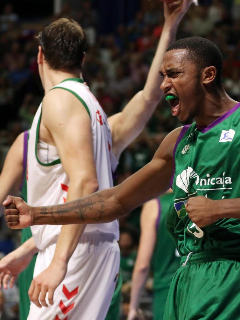 Jamar Smith celebra una jugada durante el partido