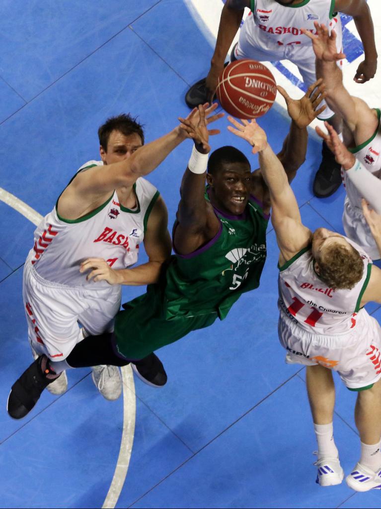 Ndiaye intenta capturar un balón