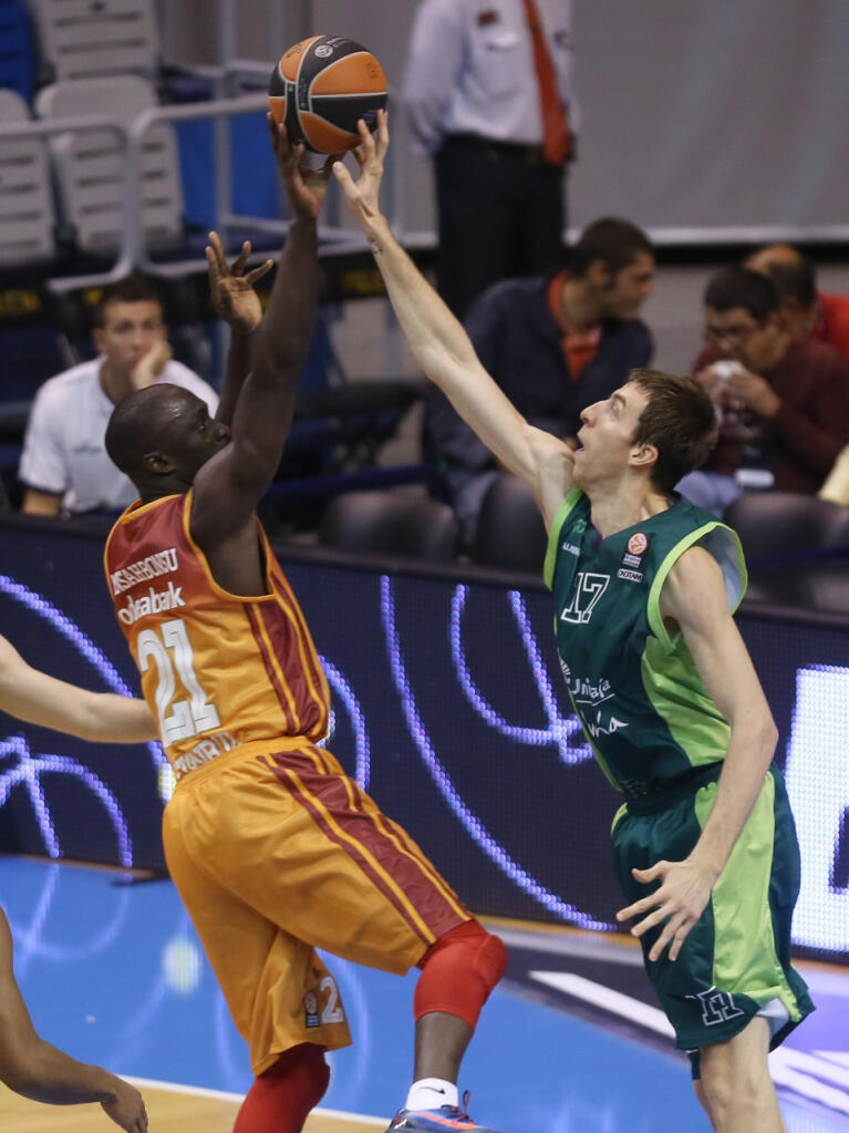 Tapón de Fran Vázquez a Mensah-Bonsu