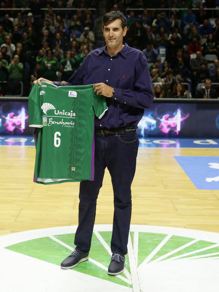 Richi Guillén recibe de manos de Carlos Jiménez una camiseta en homenaje por su retirada del baloncesto