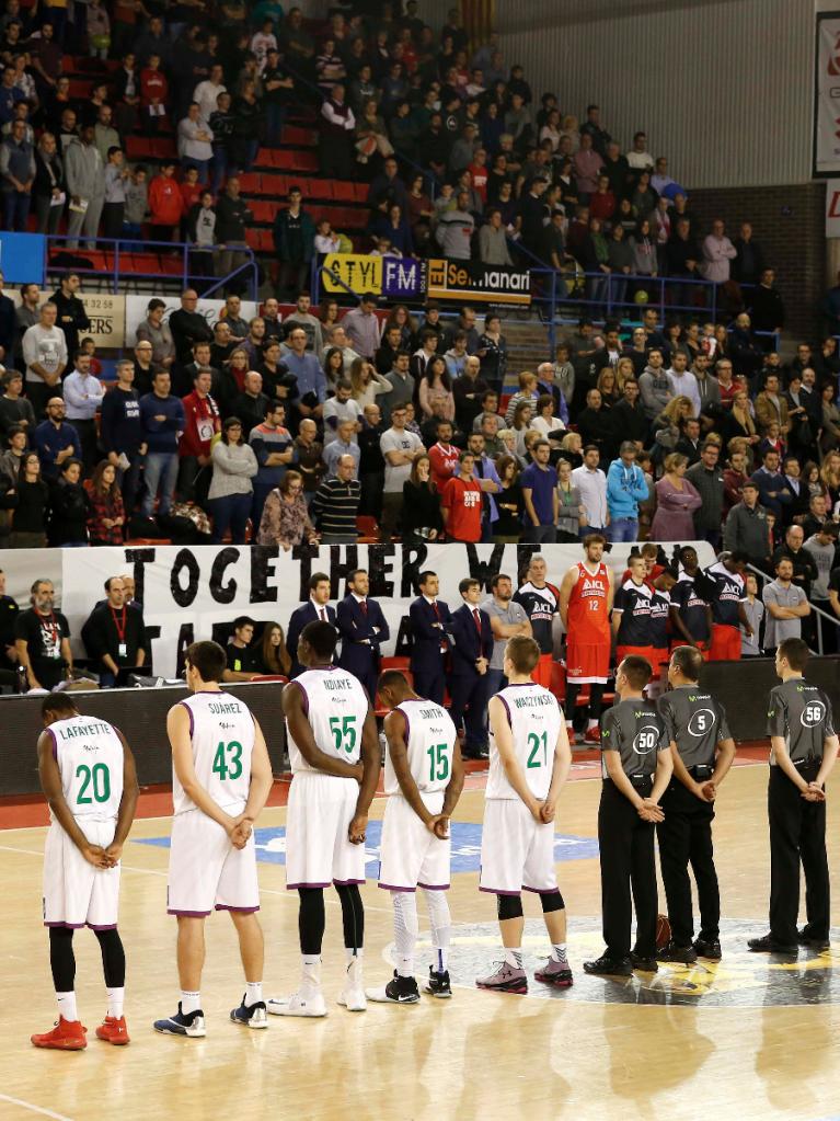 Los quintetos iniclales durante el minuto de silencio