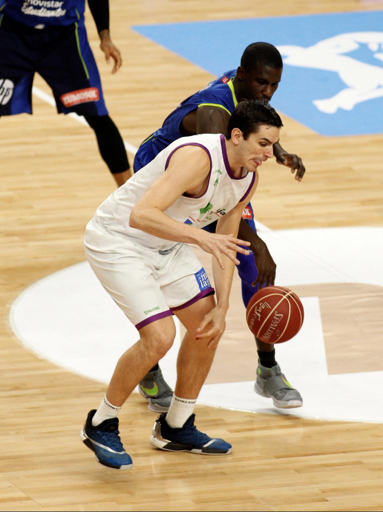 Carlos Suárez, con el balón