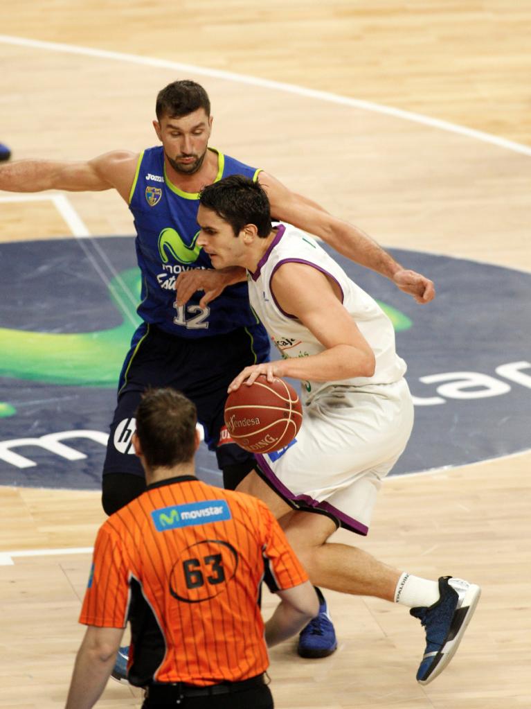 Carlos Suárez, con el balón