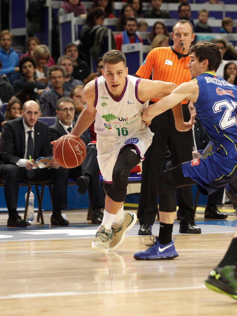 Nedovic intenta irse de su defensor