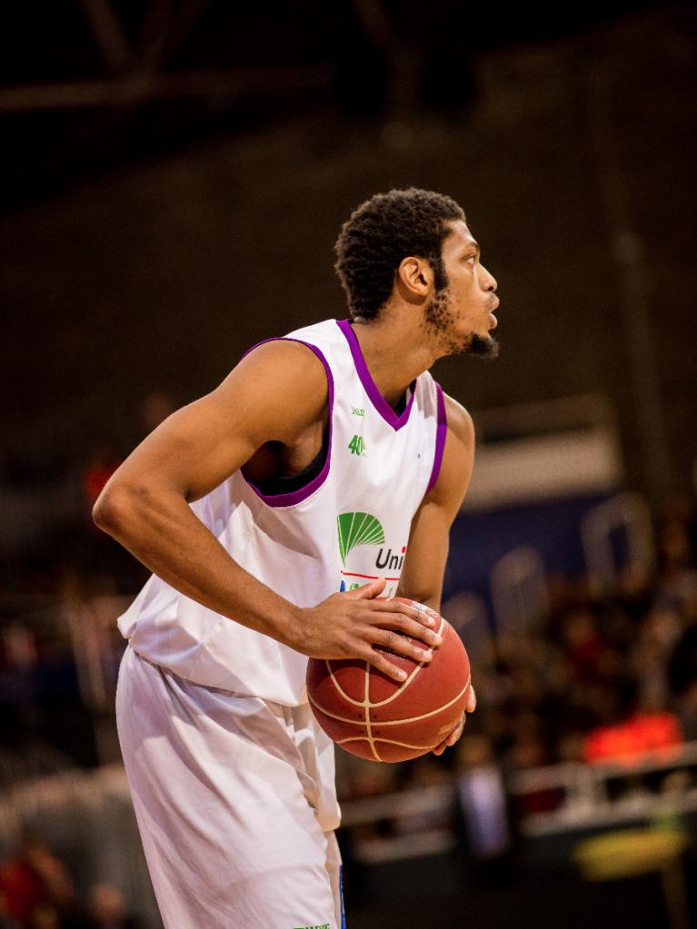 Jeff Brooks con el balón