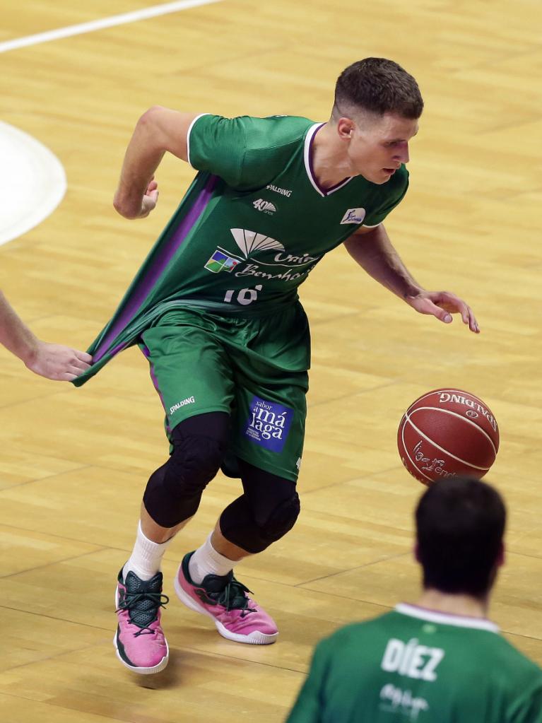 Whittington agarra de la camiseta a Nedovic