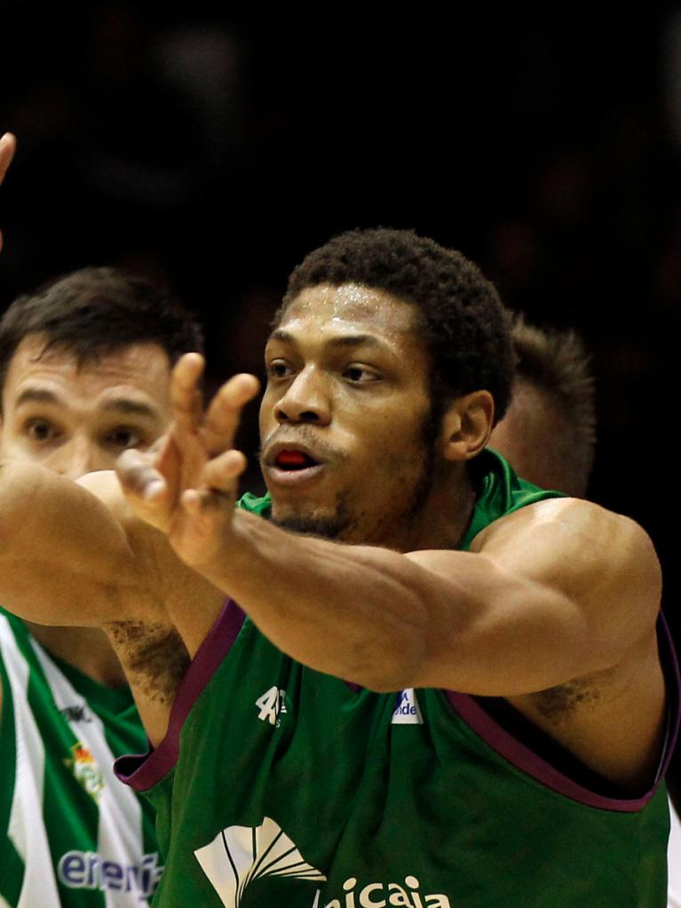 Jeff Brooks pasando el balón