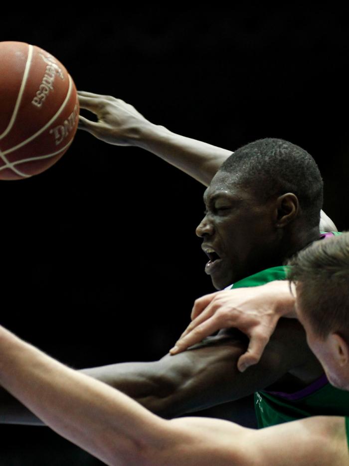 Ndiaye intenta proteger el balón de su defensor