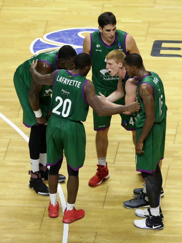 Los jugadores se reúnen durante un encuentro