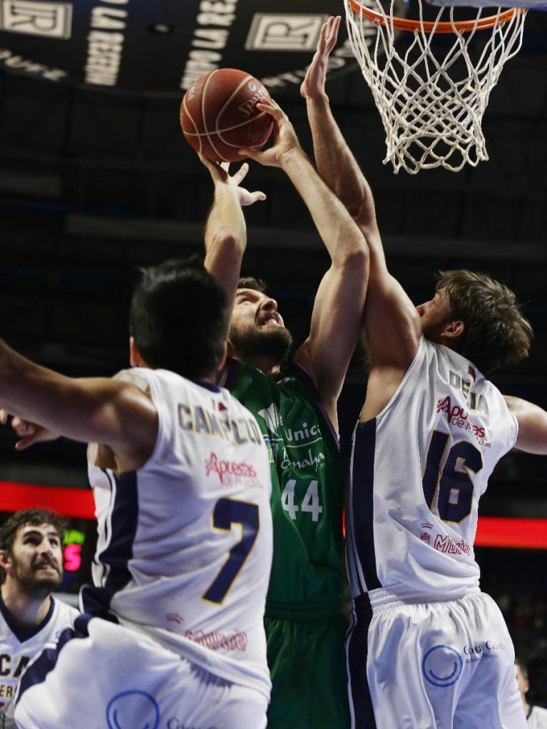 Musli trata de anotar entre Delía y Campazzo