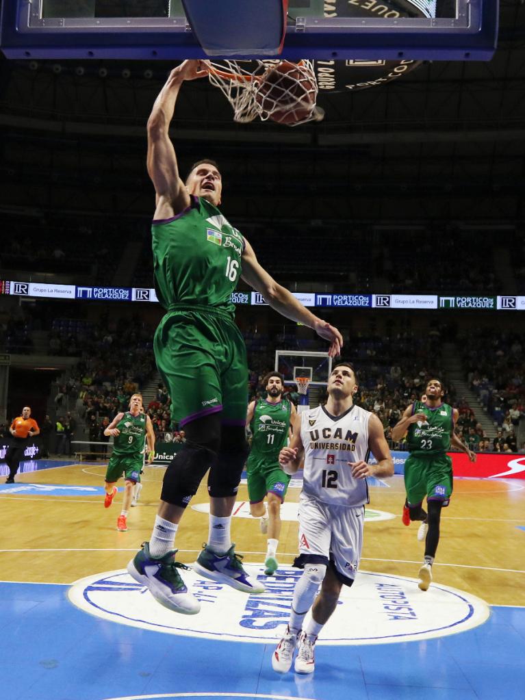 Nedovic machaca el aro