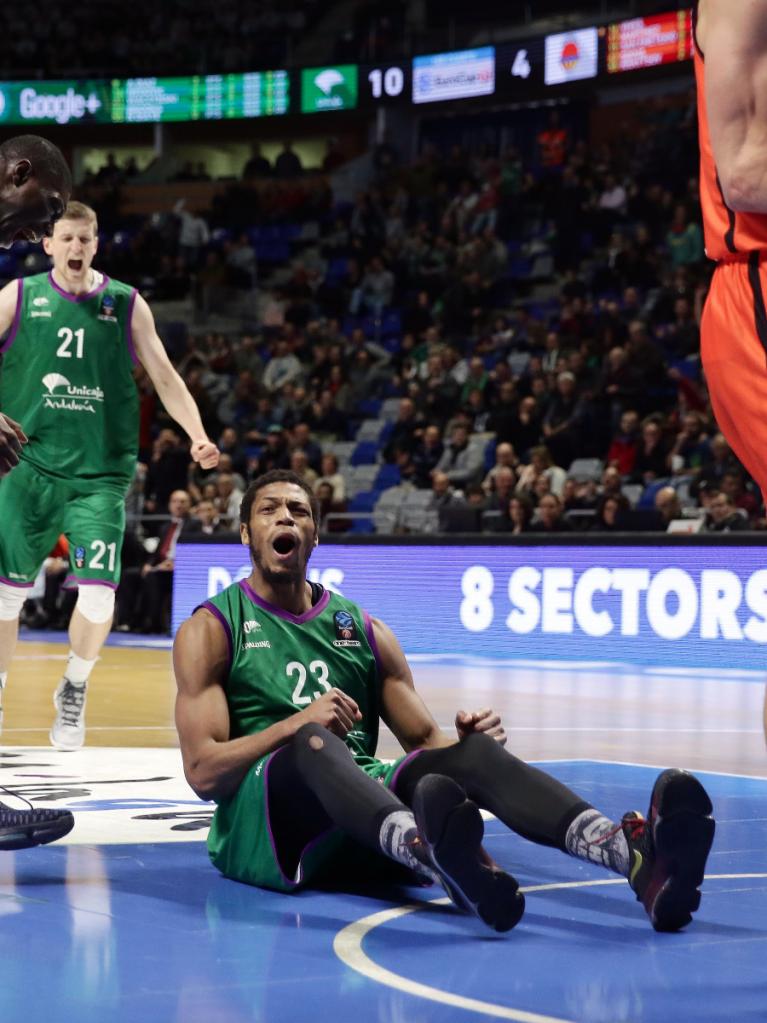 Brooks celebra un dos más uno