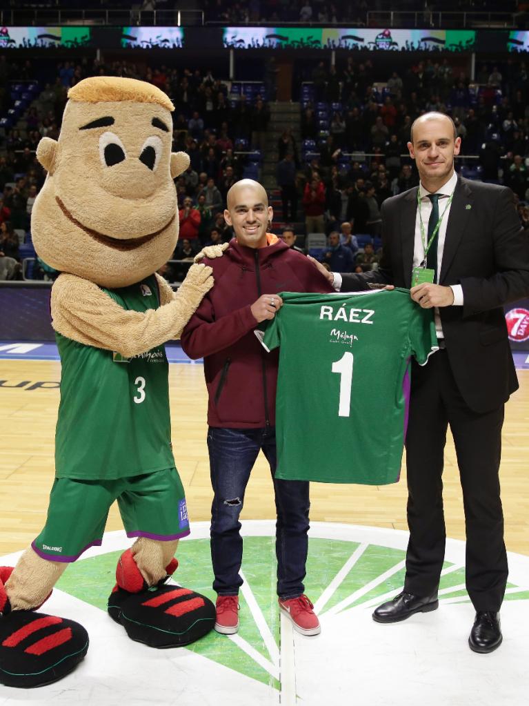 Pablo Ráez recibe un homenaje antes del partido