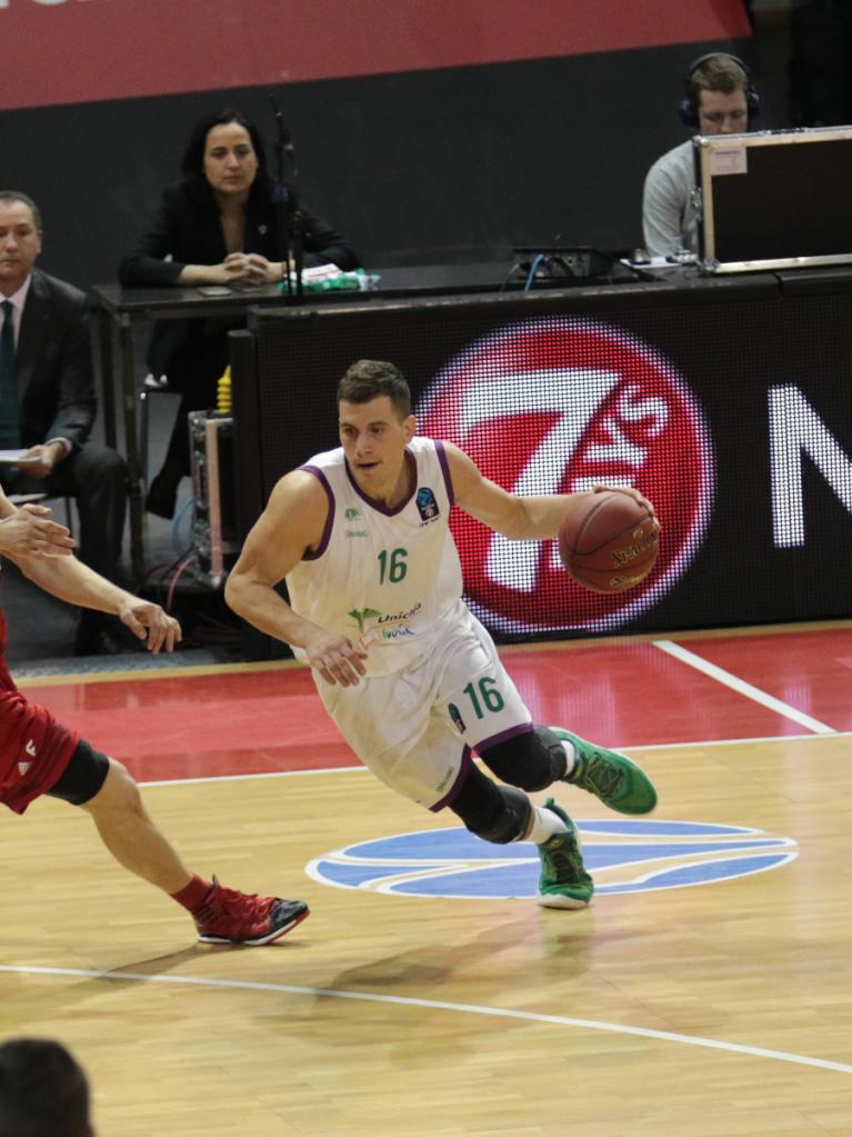 Nedovic intenta superar a su defensor