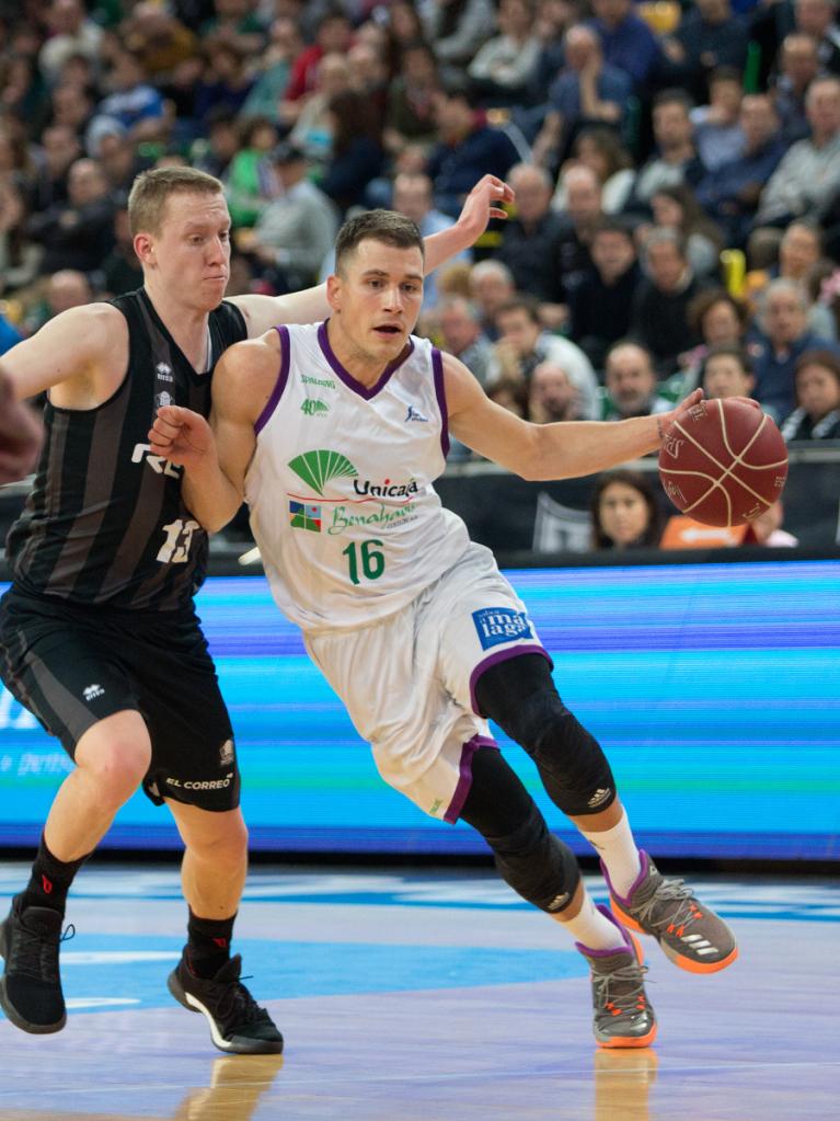 Nedovic supera a su defensor 