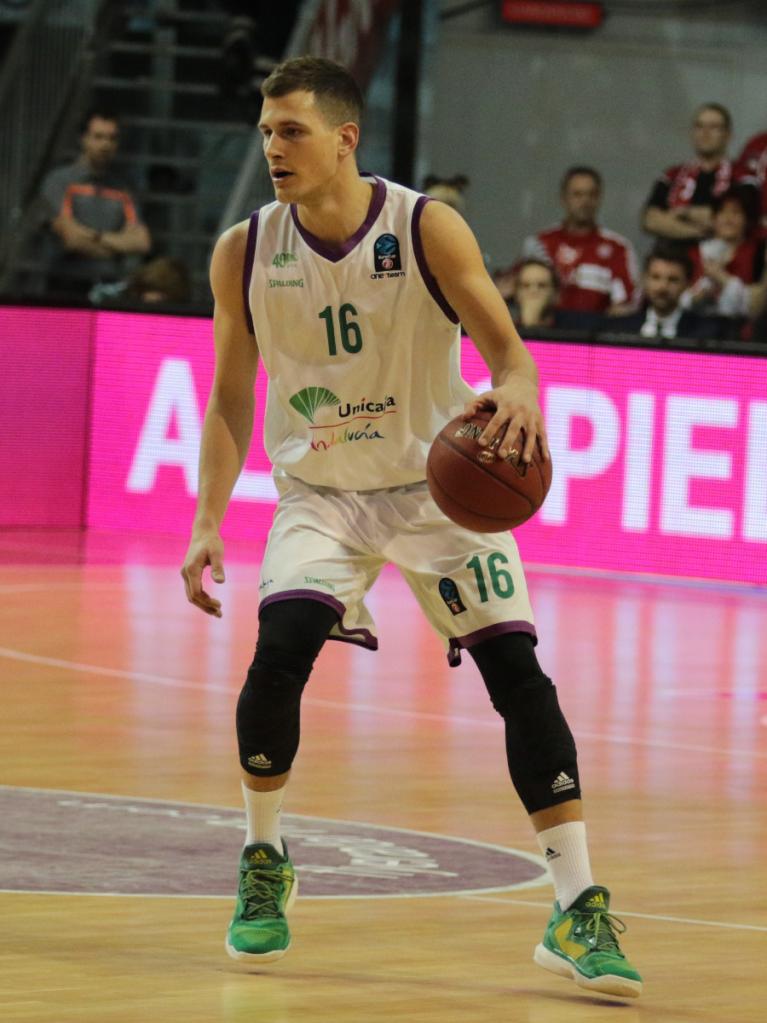 Nedovic con el balón