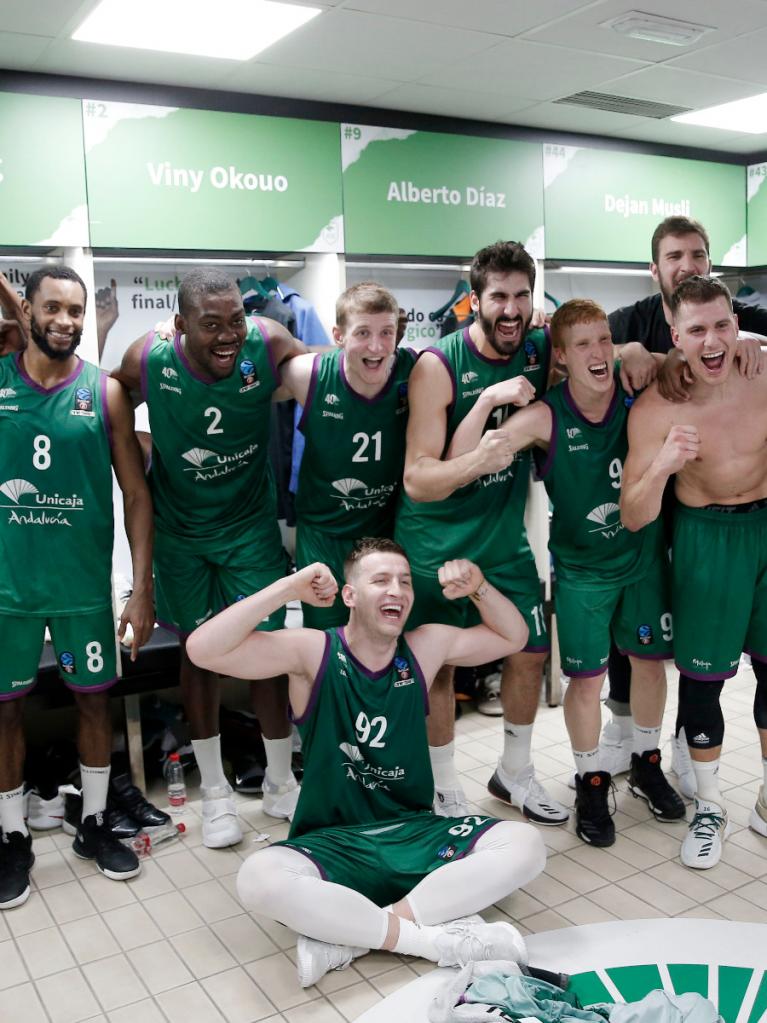 El equipo celebra la victoria en el vestuario