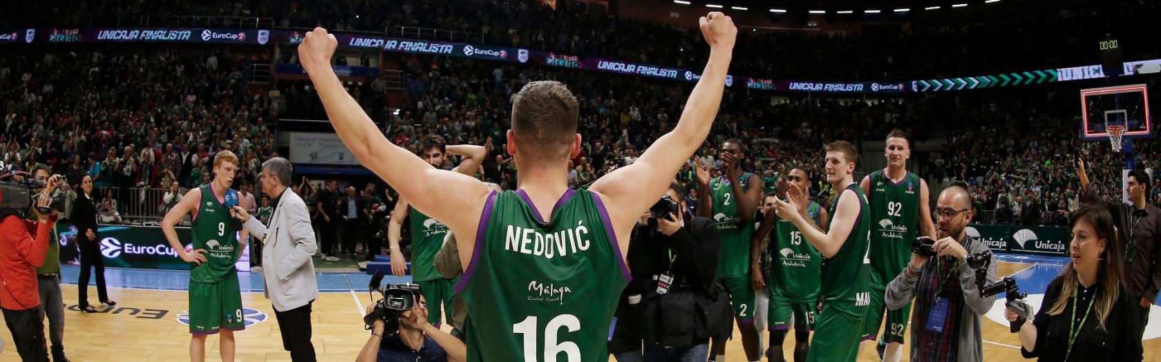 Nedovic celebra la victoria en el centro de la pista