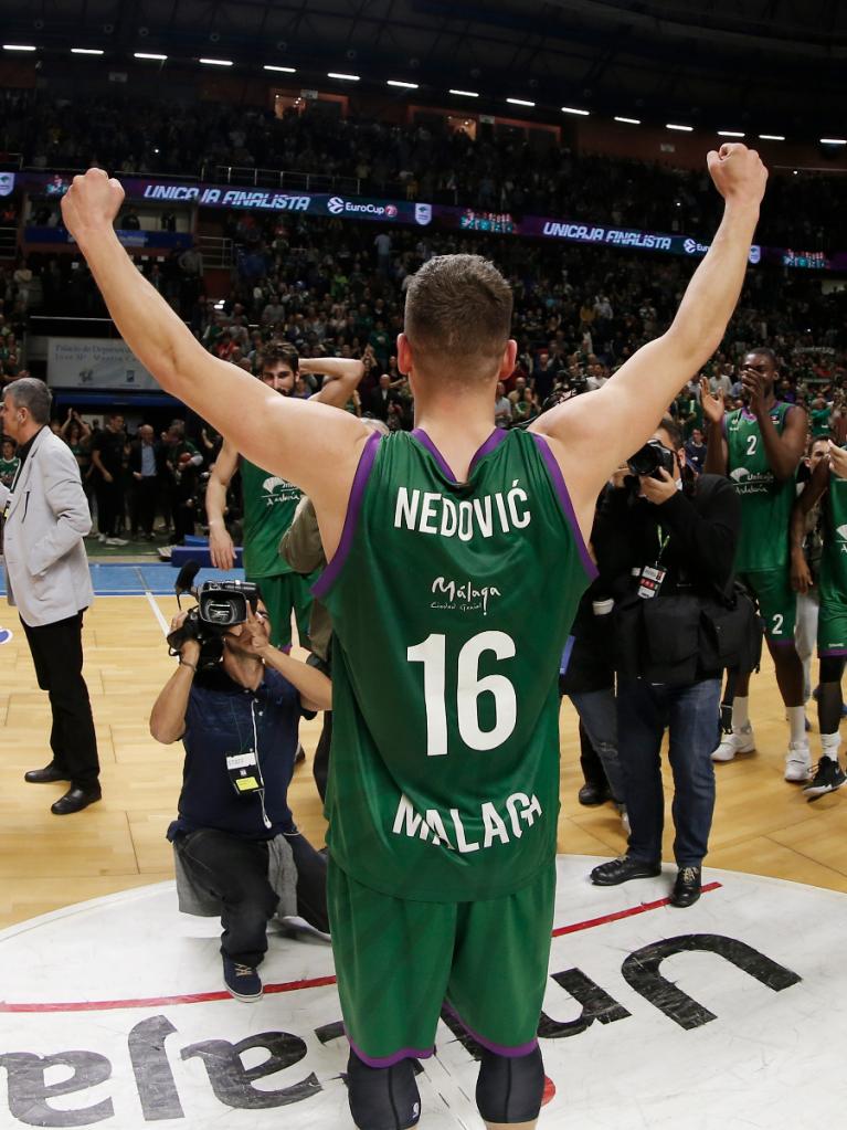 Nedovic celebra la victoria en el centro de la pista