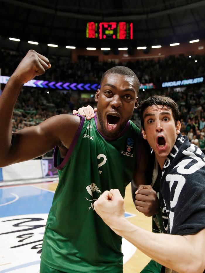 Okouo y Carlos Suárez celebran juntos el pase a la final