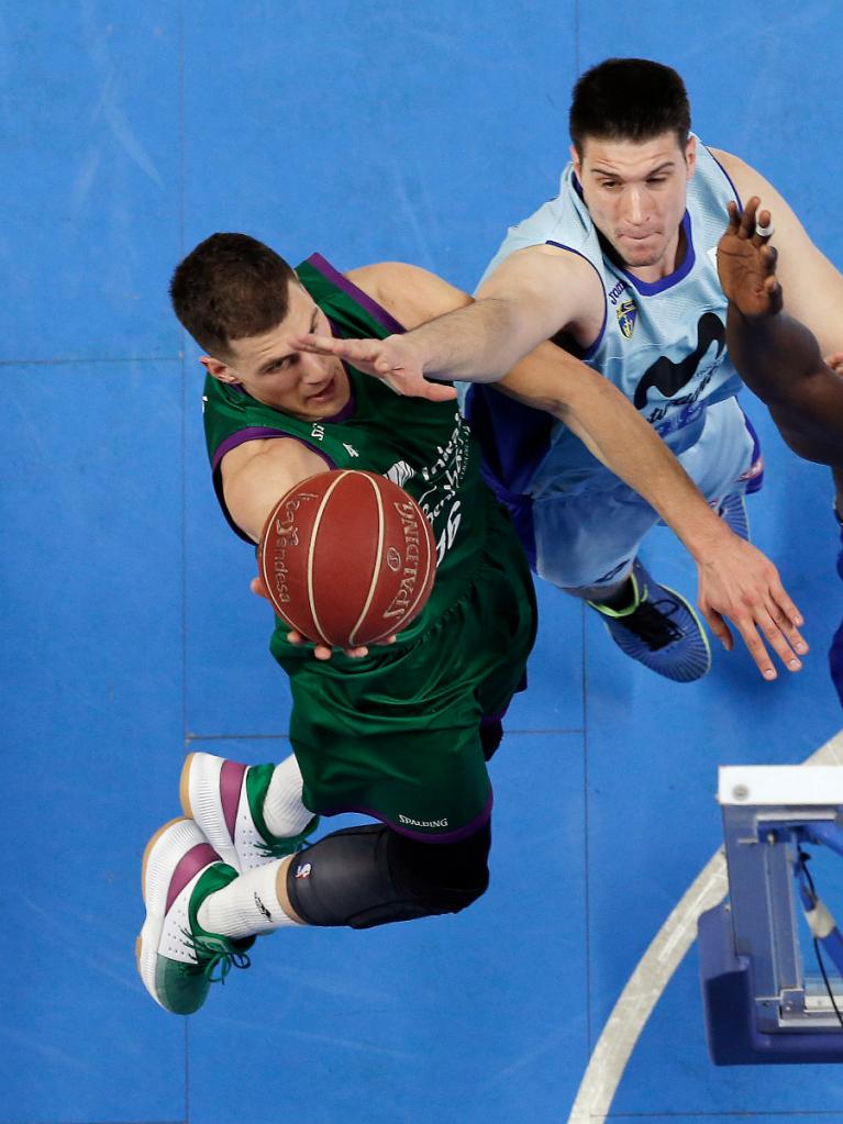 Nedovic deja una bandeja ante varios rivales