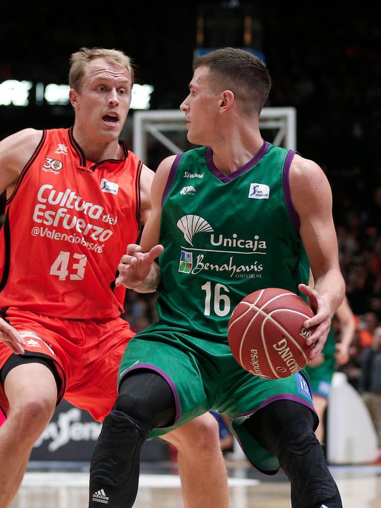 Nedović defendido por dos jugadores rivales